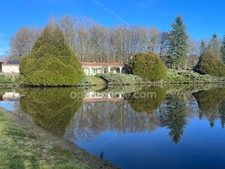 Très belle Propriété de  6,7hectares avec maison de plain-pied de 200m2, plan d'eau, gîte et dépendances 