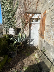 Maison à rénover avec grange et jardin à Châteauponsac