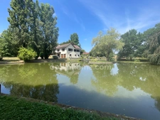 Maison 130m2 avec dépendance, plan d'eau et un hectare de terrain plat 