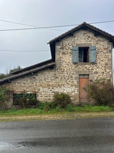Corps de ferme à rénover avec 9511 m2 de terrain