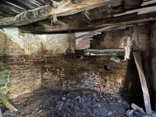 Ancienne fermette composée d’une maison, d’une grange attenante, d’un hangar sur 1139m2 de terrain.