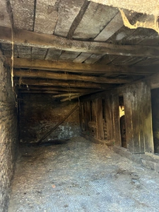 Ancienne fermette composée d’une maison, d’une grange attenante, d’un hangar sur 1139m2 de terrain.