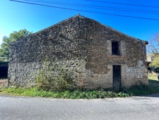 Ancienne fermette composée d’une maison, d’une grange attenante, d’un hangar sur 1139m2 de terrain.