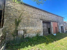 Ensemble immobilier en pierre avec 5000 m2 de terrain.