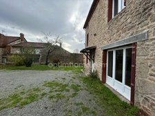 Maison individuelle en pierre de 126 m2 avec dépendances sur terrain de 2610 m2.