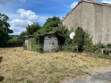 Maison en pierre à rénover avec grange et jardin