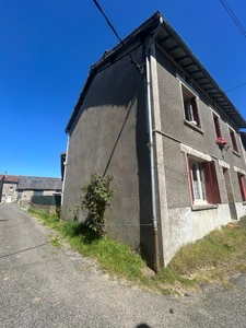 Ensemble immobilier en pierre avec 5000 m2 de terrain.