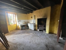 Maison à rénover avec grange et jardin à Châteauponsac