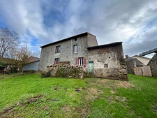 Maison individuelle en pierre de 126 m2 avec dépendances sur terrain de 2610 m2.