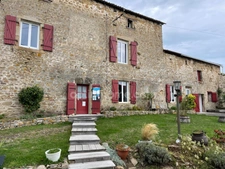 Corps de ferme avec deux granges et dépendances sur 3325m2 attenant. 