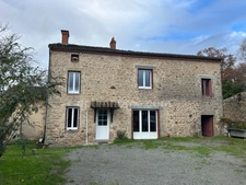 Maison individuelle en pierre de 126 m2 avec dépendances sur terrain de 2610 m2.