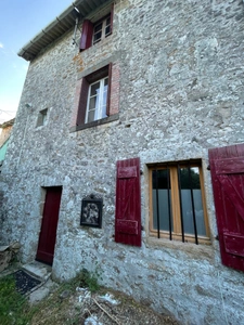 Maison en pierre avec 3 chambres et jardin clos