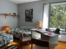 Très grande maison de caractère de 250m2 avec 8 chambres sur un beau parc de 2440m2.