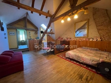 Maison et grandes granges et 54000 m2 de terrain avec étang 
