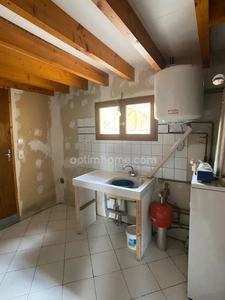 Maison de  bourg de 95m2, 3 chambres sur parcelle de 360m2 avec piscine et garage.