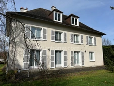 Très grande maison de caractère de 250m2 avec 8 chambres sur un beau parc de 2440m2.