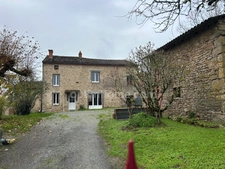 Maison individuelle en pierre de 126 m2 avec dépendances sur terrain de 2610 m2.