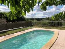 Maison de  bourg de 95m2, 3 chambres sur parcelle de 360m2 avec piscine et garage.