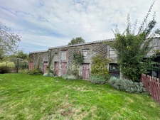 Corps de ferme avec deux granges et dépendances sur 3325m2 attenant. 