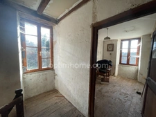 Maison à rénover avec grange et jardin à Châteauponsac