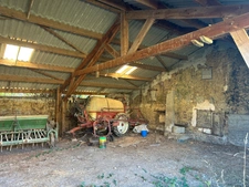 Ancienne fermette composée d’une maison, d’une grange attenante, d’un hangar sur 1139m2 de terrain.