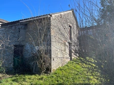 Maison de charme de 106 m2 habitable avec garages, atelier et jardin 