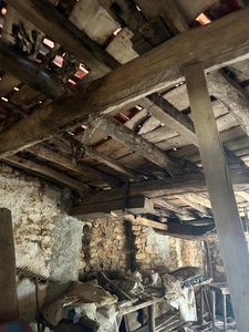 Ancienne fermette composée d’une maison, d’une grange attenante, d’un hangar sur 1139m2 de terrain.