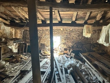 Ancienne fermette composée d’une maison, d’une grange attenante, d’un hangar sur 1139m2 de terrain.