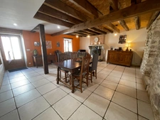 Corps de fermé rénové 170m2 avec deux granges -1370 m2 de terrain 