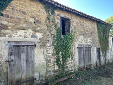 Ancienne fermette composée d’une maison, d’une grange attenante, d’un hangar sur 1139m2 de terrain.