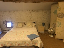 Maison en pierre avec 3 chambres et jardin clos