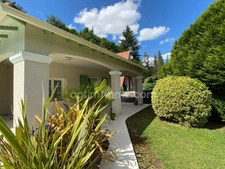 Très belle Propriété de  6,7hectares avec maison de plain-pied de 200m2, plan d'eau, gîte et dépendances 