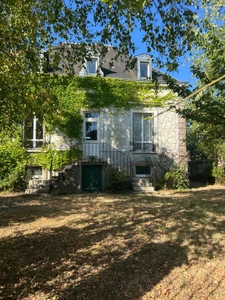 Maison bourgeoise de 8 pièces avec jardin, garage et dépendances