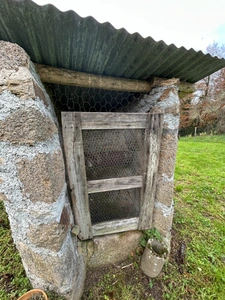 Maison individuelle en pierre de 126 m2 avec dépendances sur terrain de 2610 m2.