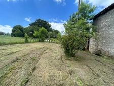 Grange de 170m2 avec dépendance de 20m2 sur une parcelle de terrain d’une surface de 653m2.