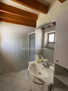 Maison de  bourg de 95m2, 3 chambres sur parcelle de 360m2 avec piscine et garage.
