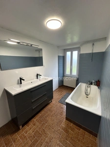 Maison individuelle en pierre de 126 m2 avec dépendances sur terrain de 2610 m2.
