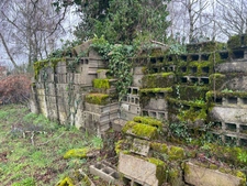 Bâtiment de 420m2 sur 2,9 hectares de terrain et bois.