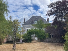 Maison bourgeoise de 8 pièces avec jardin, garage et dépendances