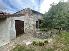 Maison en pierre  avec jardin deux garages et dépendances
