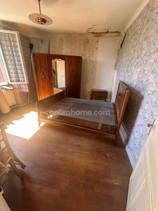 Ensemble immobilier en pierre avec 5000 m2 de terrain.