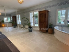 Très belle Propriété de  6,7hectares avec maison de plain-pied de 200m2, plan d'eau, gîte et dépendances 