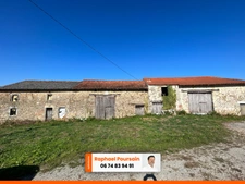 Ancienne fermette composée d’une maison est deux granges attenantes sur 9000m2 de terrain.