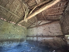 Ancienne fermette composée d’une maison est deux granges attenantes sur 9000m2 de terrain.