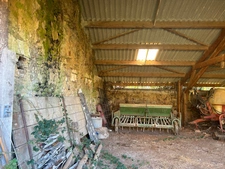 Ancienne fermette composée d’une maison, d’une grange attenante, d’un hangar sur 1139m2 de terrain.