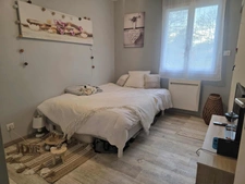 Maison contemporaine avec piscine chauffée, grand terrain et bureau – La Force