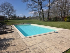 Maison contemporaine avec piscine chauffée, grand terrain et bureau – La Force