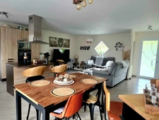 Maison contemporaine avec piscine chauffée, grand terrain et bureau – La Force