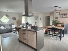 Maison contemporaine avec piscine chauffée, grand terrain et bureau – La Force