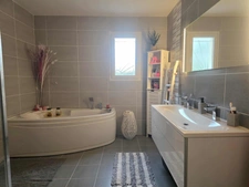 Maison contemporaine avec piscine chauffée, grand terrain et bureau – La Force